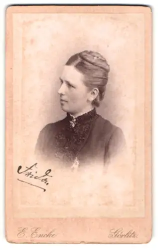 Fotografie E. Encke, Görlitz, Jacobstrasse 31, Frida im Juni 1888