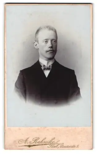 Fotografie A. Rehmke, Kiel, Preusserstr. 5, Peter Bothmann in Anzug und Krawatte
