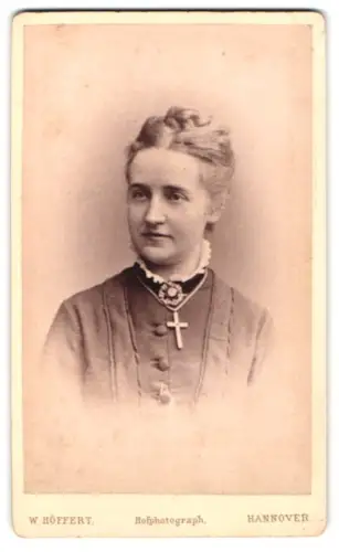 Fotografie W. Höffert, Hannover, Georgstrasse 9, Porträt einer Frau mit Kreuzanhänger