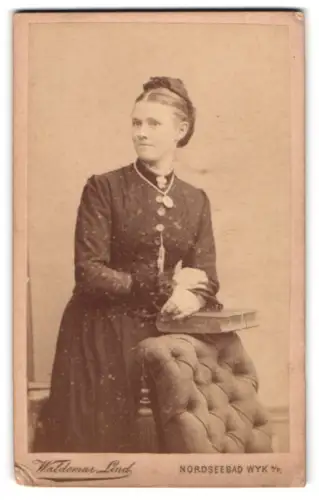 Fotografie Waldemar Lind, Wyk a. F., Sandwall 111, Dame mit Buch