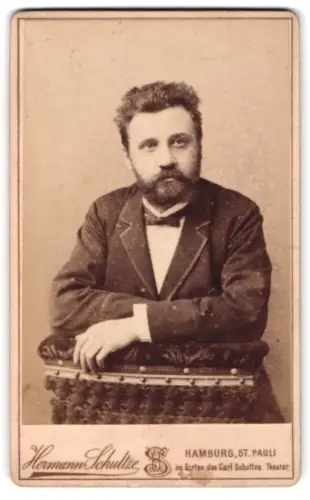 Fotografie Hermann Schultze, Hamburg, G. Lauer in Anzug und Krawatte