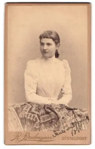 Fotografie R. Bradengeier, Düsseldorf, Elberfelderstr. 4, Paula von E. im weissen Kleid