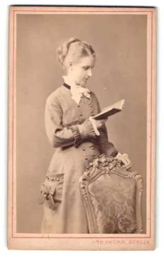 Fotografie Th. Prümm, Berlin, Unter den Linden 51, Anni Börnstedt mit Buch in der Hand