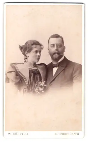 Fotografie W. Höffert, Hamburg, Jungfernstieg 12, Porträt eines Paares