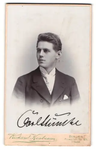 Fotografie Richard Kasbaum, Berlin, Friedrich Strasse 125, Carl S. in Anzug und Krawatte