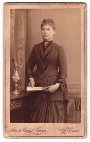 Fotografie Alex & Ernst Tepper, Rixdorf, Bergstrasse 123, Frieda Wittkons im taillierten Kleid