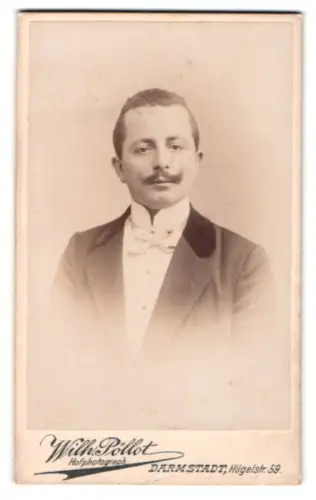 Fotografie Wilh. Pöllot, Darmstadt, Hügelstr. 59, Emil Müller in Anzug und Fliege