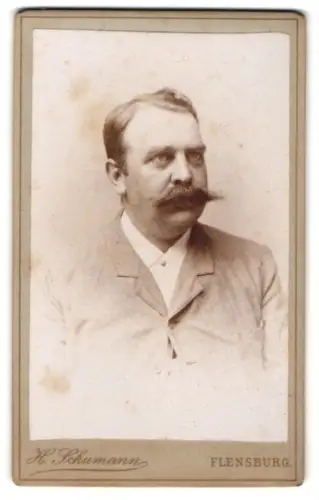 Fotografie H. Schumann, Flensburg, Holm 1, Armin Hassen mit Schnauzbart