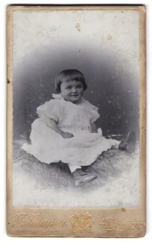 Fotografie F. Cramer, Weiden, Frau Schum als Kleinkind