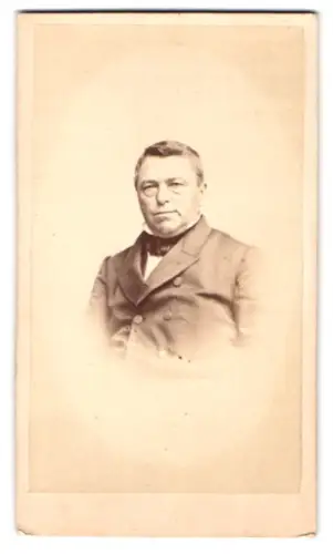 Fotografie C. Höpfner, Halle a. S., Bültzingerstrasse 48, Porträt eines älteren Mannes in Anzug