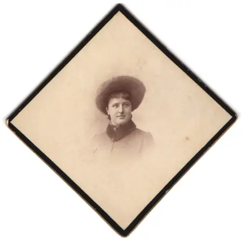 Fotografie unbekannter Fotograf und Ort, Marie Kettenburg im Porträt