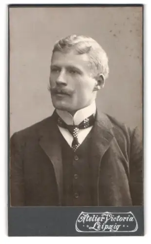 Fotografie Atelier Victoria, Leipzig, Rossplatz 6, Benedikt von der Deeken im Anzug