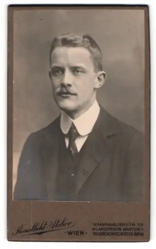 Fotografie Kunstlicht-Atelier, Wien, Mariahilferstrasse 79, Hans Förster in Anzug und Krawatte