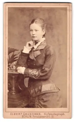 Fotografie Albert Grundner, Berlin, Potsdamer-Str. 111, Fr. Goldschmidt im Porträt