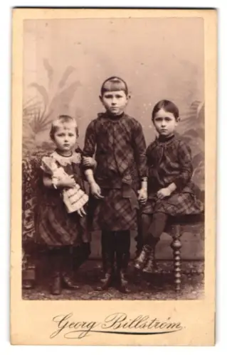 Fotografie Georg Billström, Kiel, Holstenstrasse 22, Gabriel mit seinen Geschwistern