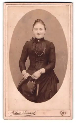 Fotografie Arthur Renard, Kiel, Brunswieker Strasse 30, Lena Semerberg im taillierten Kleid