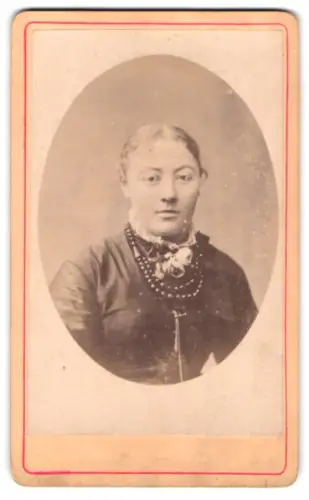 Fotografie unbekannter Fotograf und Ort, Elegante Dame im Porträt