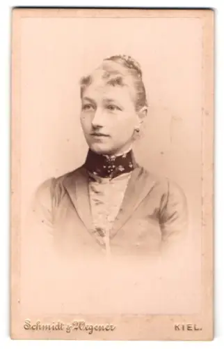 Fotografie Schmidt & Wegener, Kiel, Dänische Strasse 35, Junge Dame im hochgeschlossenen Kleid
