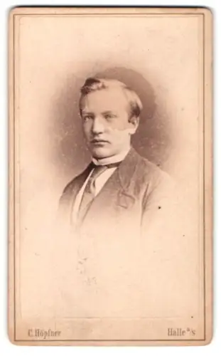 Fotografie C. Höpfner, Halle a. S., Alter Markt 1, Herr Krüger im Porträt