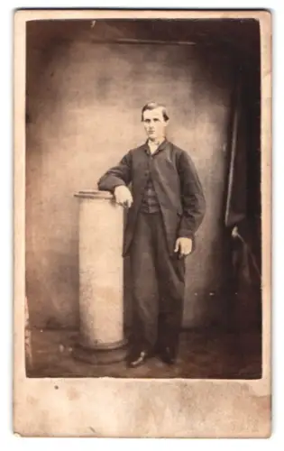 Fotografie unbekannter Fotograf und Ort, Joh. Walter neben einem Podest