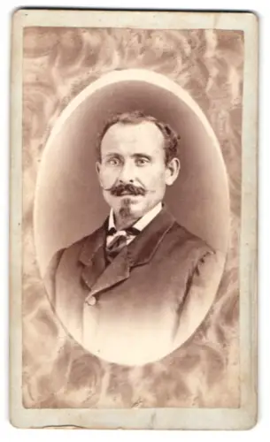 Fotografie unbekannter Fotograf und Ort, Porträt eines Mannes mit Schnurrbart