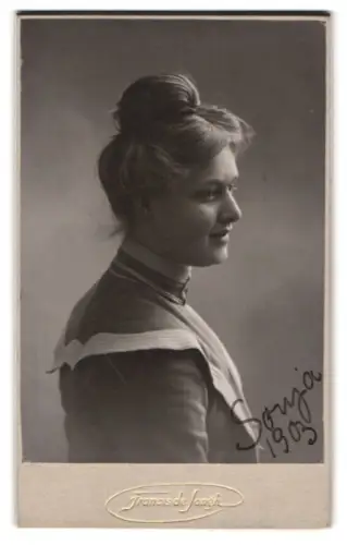 Fotografie Francis de Jongh, Lausanne, 6 Avenue du Théâtre, Sonja mit Hochsteckfrisur im Profil