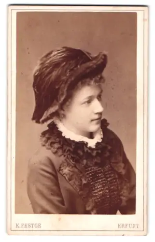 Fotografie K. Festge, Erfurt, Anger 51, Porträt einer Frau mit elegantem Hut