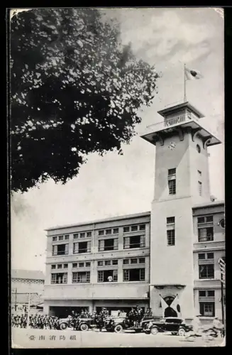 AK Yokohama Shobosho, Feuerwehrhaus mit Turm und historischen Löschfahrzeugen