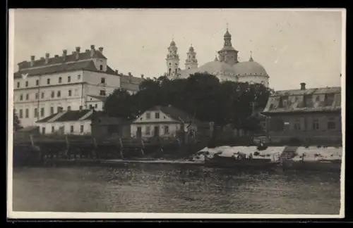 Foto-AK Pinsk, Flussufer mit Kirche und Booten