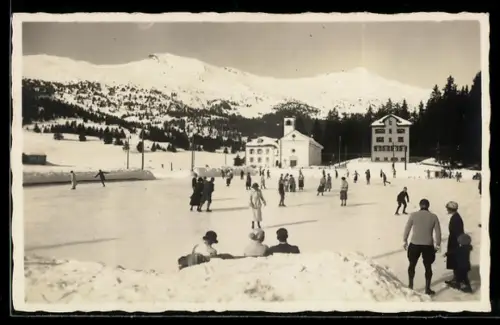 AK Lenzerheide, Eislauf auf zugefrorenem See mit Kirche und Bergen