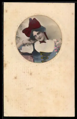 Foto-Collage-AK Aufmontiertes Portrait einer jungen Frau mit roter Schleife im Haar