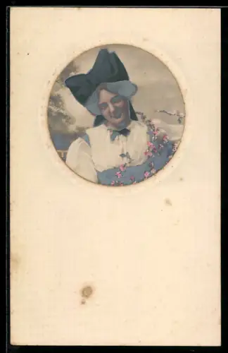 Foto-Collage-AK Aufmontiertes Portrait einer jungen Frau im Tracht