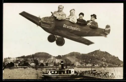 Foto-AK Frauen und Männer im Flugzeug im Fluge über dem Drachenfels, Studiokulisse