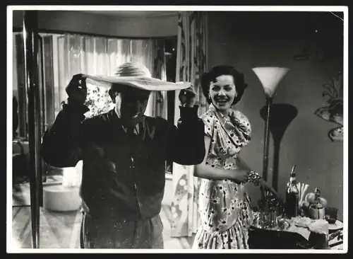 Fotografie Schauspieler H. von Meyernick und Vera Malmer in einer Filmszene