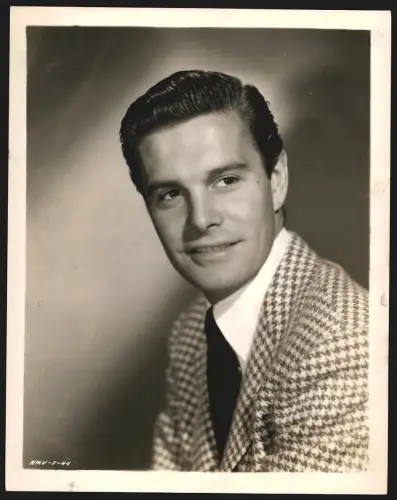 Fotografie Schauspieler Louis Jourdan in gemustertem Anzug im Portrait, Grossformat 27 x 21cm