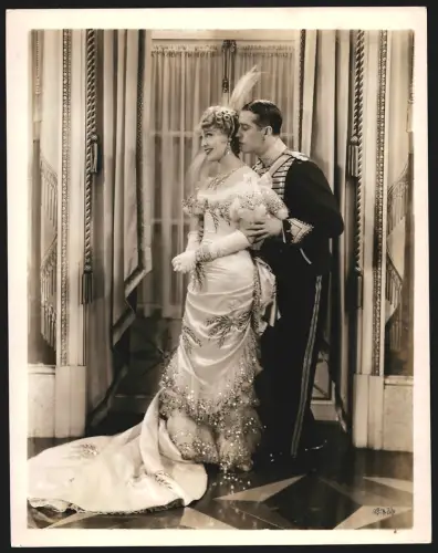 Fotografie Schauspieler in einer Szene aus Die lustige Witwe, Grossformat 27 x 21cm