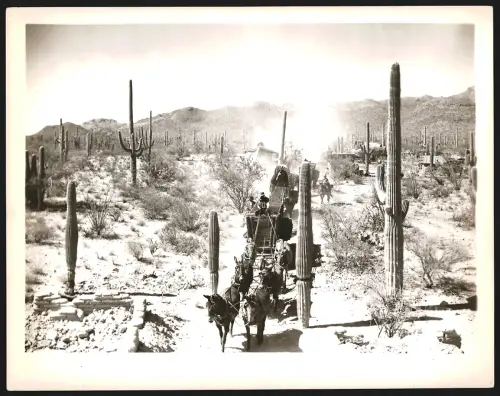 Fotografie Szene aus dem Columbia-Film Arizona, Eselkutsche fährt durch die Wüste, Grossformat 21 x 27cm