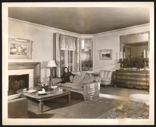 Fotografie Schauspielerin Rosalind Russell auf einem Sofa sitzend, Grossformat 21 x 26cm