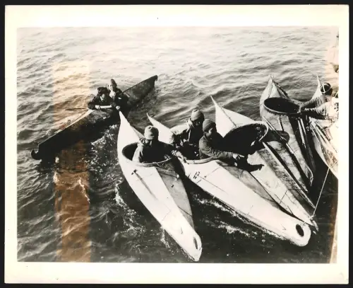 Fotografie Inuit kehren in ihren Booten vom Fischen zurück, nahe der Insel Nunivak in Alaska, Grossformat 21 x 26cm