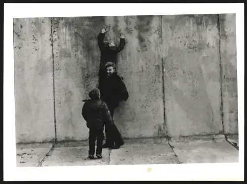 Fotografie Ansicht Berlin, Frau mit zwei Kindern an der Mauer in der Bernauer Strasse, Grossformat 19 x 25cm