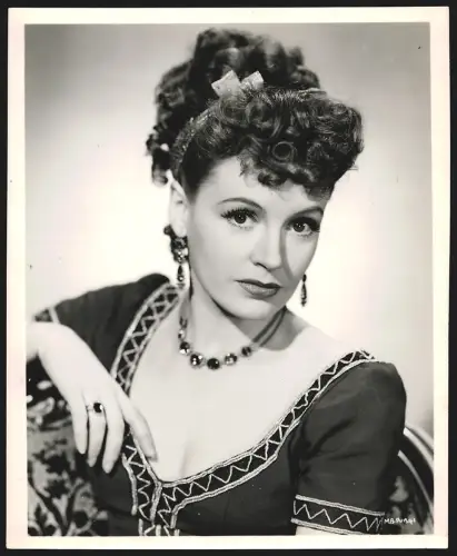 Fotografie Schauspielerin Phyllis Calvert mit Halskette im Porträt, Grossformat 28 x 22cm