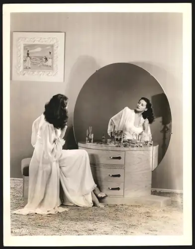 Fotografie Schauspielerin Yvonne de Carlo kämmt sich die Haare am Schminktisch, Grossformat 27 x 21cm