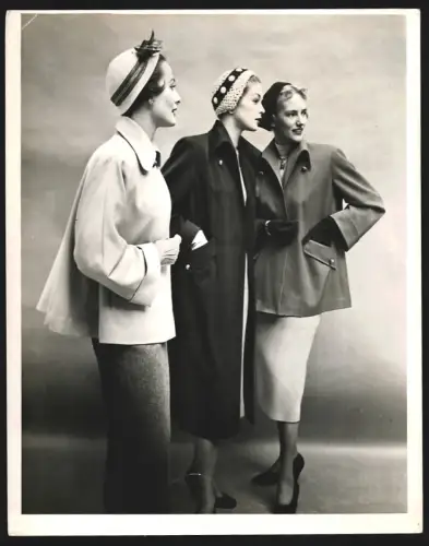 Fotografie Frühlings- und Sommermode aus den USA 1950, Drei Damen posieren in modischen Mänteln, Grossformat 27 x 21cm