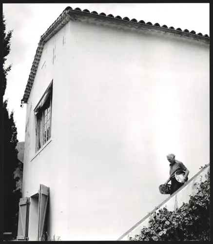 Fotografie Kurt Blum, Bern, Maler Marc Chagall läuft mit zwei Kunstwerken eine Treppe hinunter, Grossformat 25 x 22cm