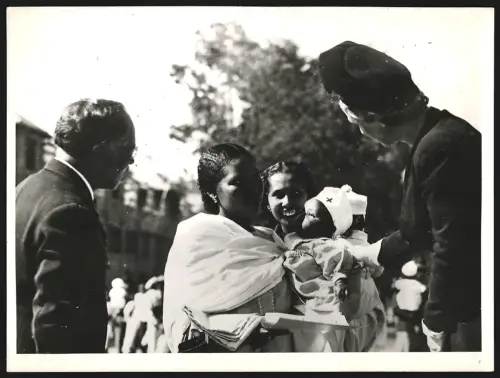 Fotografie Zwei Mütter mit ihren Babies in traditioneller Kleidung aus Madagascar, Grossformat 19 x 25cm