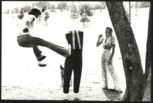 Fotografie John Bryson, London, Schauspieler Charles Bronson übt Stunts im Garten, seine Frau Jill Ireland schaut zu