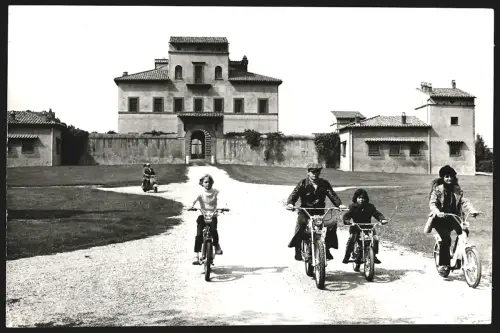 Fotografie Schauspieler Charles Bronson, seine Frau Jill Ireland und ihre beiden Söhne bei einem Ausflug, 18 x 27cm