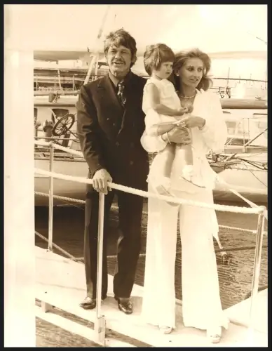 Fotografie Schauspieler Charles Bronson und Jill Ireland mit ihrem Kleinkind, Grossformat 26 x 20cm