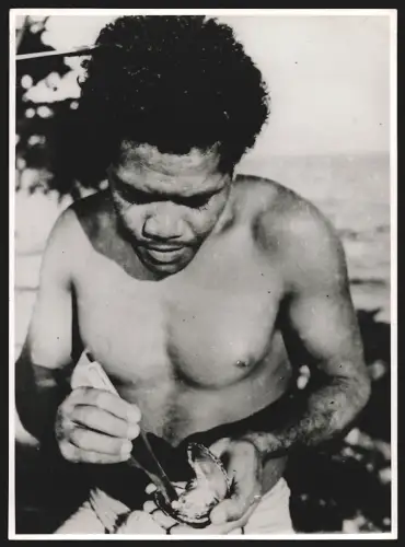 Fotografie Trobrian Insulaner hat eine Perle in einer Muschel gefunden