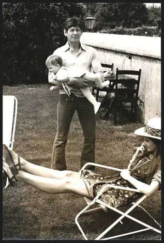 Fotografie Loomis Dean, London, Schauspieler Charles Bronson mit seiner Frau Jill Ireland und ihrer Tochter, 25 x 17cm